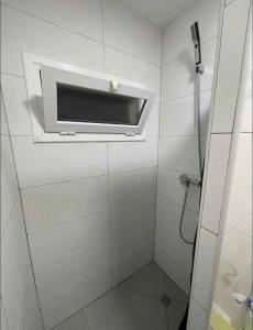 埃普拉特约布里加Cozy room next to el prat airport的白色的浴室设有淋浴和窗户