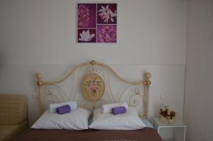法扎纳兰卡别墅酒店的床上有2个枕头