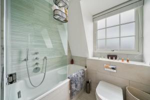 伦敦Marble Arch Penthouse 1 Bed的带淋浴、卫生间和盥洗盆的浴室
