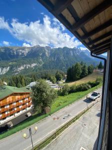 佛加里达Immobiliare Folgarida Apartments的从酒店窗户欣赏到道路和山脉的景色