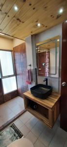拉巴斯Acogedor apartamento cerca del teleférico amarillo的浴室设有黑色水槽和镜子