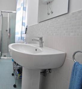 玛丽娜迪曼卡维萨Villetta Celeste的浴室设有白色水槽和镜子