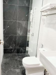 乔治市The Beacon Executive @Penang Georgetown的白色的浴室设有卫生间和水槽。