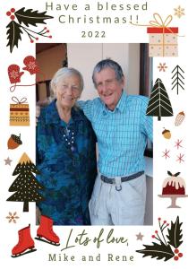 普利登堡湾Panoramic Blue B&B的一对年纪较大的夫妇,摆上一张带圣诞装饰的图片