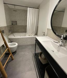 Bet YannayADVA Boutique מלון אדווה的浴室配有盥洗盆、卫生间和浴缸。