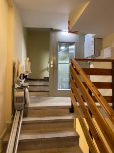 毕斯卡斯PLAZA centro的走廊设有楼梯,通往带门的浴室