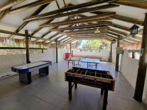 皮卡Cabañas La Huayca - Caja Los Andes的木天花板的客房内设有两张乒乓球桌