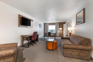 乔治湖Comfort Inn & Suites的带沙发和书桌的客厅