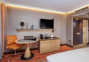 伦敦希尔顿伦敦塔桥酒店的酒店客房设有桌子和电视。
