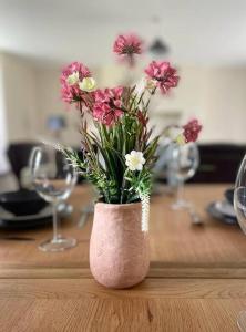 莫纳汉Dundonagh House, Glaslough,的粉红色的花瓶,在桌子上满是鲜花