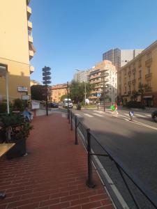 蒙特卡罗Super Monaco的一条城市街道,人们沿着街道走