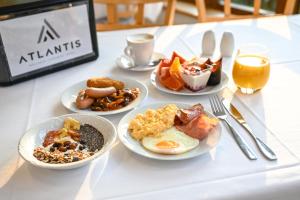 布尔诺亚特兰蒂斯酒店的餐桌上摆放着早餐食品和饮料