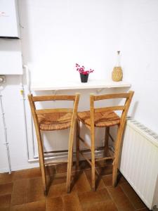 特伦普Cal Boix Apartamento的一张带两把椅子和一张白色桌子的厨房桌