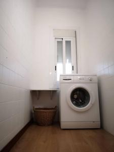 特伦普Cal Boix Apartamento的一间白色洗衣房,内配洗衣机