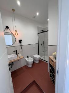 巴勒莫Valguarnera Studio Apartments的浴室设有2个卫生间、水槽和淋浴。