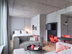 不莱梅STAYERY Bremen的客厅配有沙发和1张床