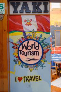 利马Yaki Hostel的带有世界旅游标志的门