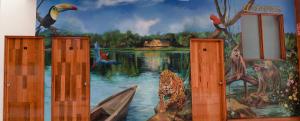 利马Yaki Hostel的河上小船中的虎壁画