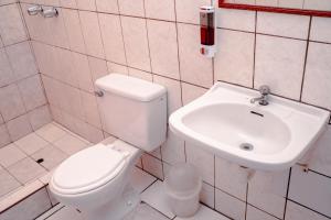 利马Yaki Hostel的一间带卫生间和水槽的浴室