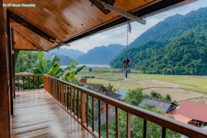 北市Ba Bể Green (View Ba Be lake)的阳台享有山谷和山脉的美景。