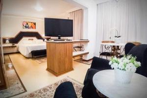 隆德里纳塞德罗酒店的一间带床和电视的客厅