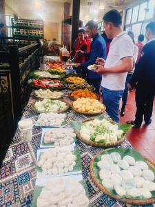 北市Ba Bể Green (View Ba Be lake)的包含多种不同食物的自助餐