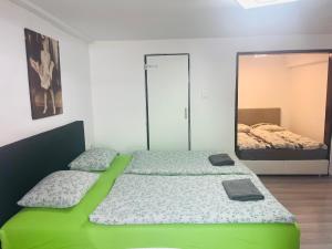 米库洛夫Apartmánek Patricie的一间卧室配有两张床和镜子