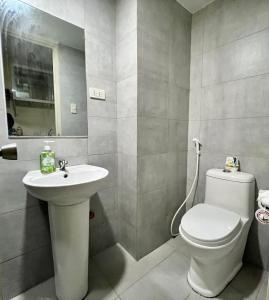 马尼拉Condotel Room to Stay Lodging的一间带卫生间和水槽的浴室