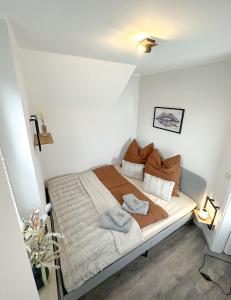 巴德克洛斯特尔劳斯尼茨Vision - Apartment - Bad Klosterlausnitz的一间卧室配有一张床,上面有两条毛巾