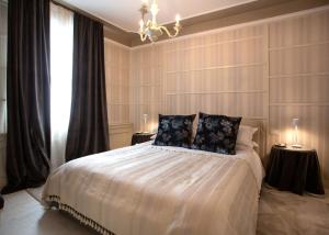 奇塔代拉La Casa di Loto Suite的一间卧室配有一张大床和一个吊灯。