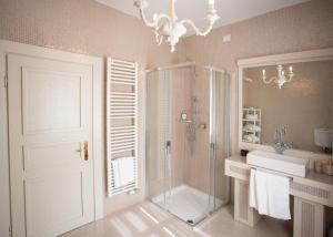 奇塔代拉La Casa di Loto Suite的带淋浴、水槽和吊灯的浴室