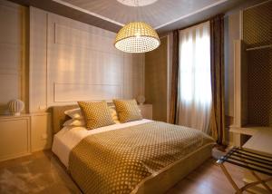 奇塔代拉La Casa di Loto Suite的一间卧室配有一张床和一个吊灯