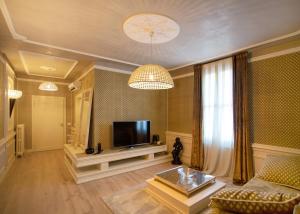 奇塔代拉La Casa di Loto Suite的一间带电视和沙发的客厅