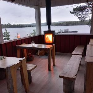 SevettijärviSevetin Baari & Guesthouse的湖景客房 - 带长椅和炉灶