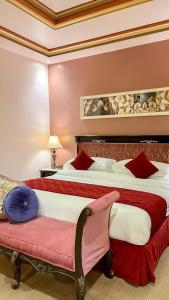 奈季兰Levant Hotel的酒店客房设有一张大床和长凳。