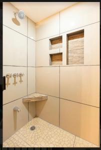 奎波斯城CASA KENJY的带淋浴的浴室和玻璃墙