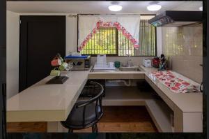奎波斯城CASA KENJY的厨房配有带水槽和椅子的书桌