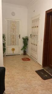 Ksar el KebirCozy apartment in Ksar el kebir的走廊上设有门和盆栽