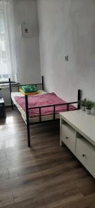 格丁尼亚Pokoje ABC Centrum的一间卧室配有一张床和一张桌子
