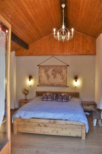 沙泰勒Chalet la Dransette的一间卧室设有一张木天花板床。