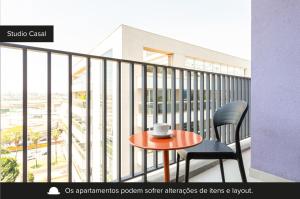 圣保罗Charlie Aeroporto Congonhas CGH的阳台配有一张桌子和两把椅子
