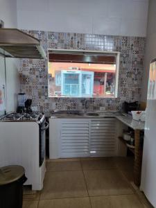 博拉塞亚Residencial dos Portugas的厨房设有水槽和窗户。