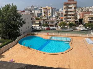 甘迪亚Apartamento 1ª Línea de Playa - Con Piscina y Parking的城市中心的大型游泳池