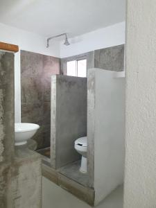 拉巴斯Nómadas Hostel的一间带卫生间和水槽的浴室