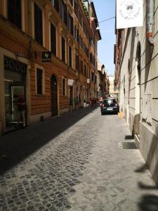 罗马Barcaccia Luxury Suites的一条空的街道,旁边停着一辆汽车