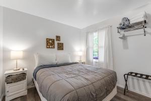 Ocean ParkCute as a Clam Cottage Room 2的白色的卧室设有床和窗户