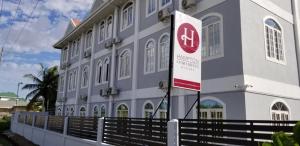 乔治敦Hampton Apartments Guyana的前面有标志的建筑