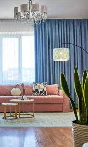 穆卡切沃Wonderful Panoramic View Apartment的客厅配有沙发和桌子