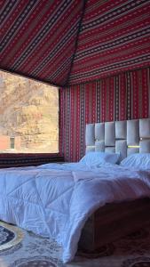DisahRed Twilight Camp的一间卧室设有一张红色墙壁的大床