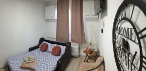 卢戈日Matei Petra的一间小卧室,配有床和窗户